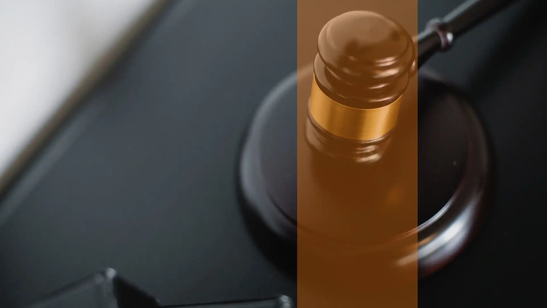 link to commissioner of oaths page using thumbnail of gavel resting on a soundblock