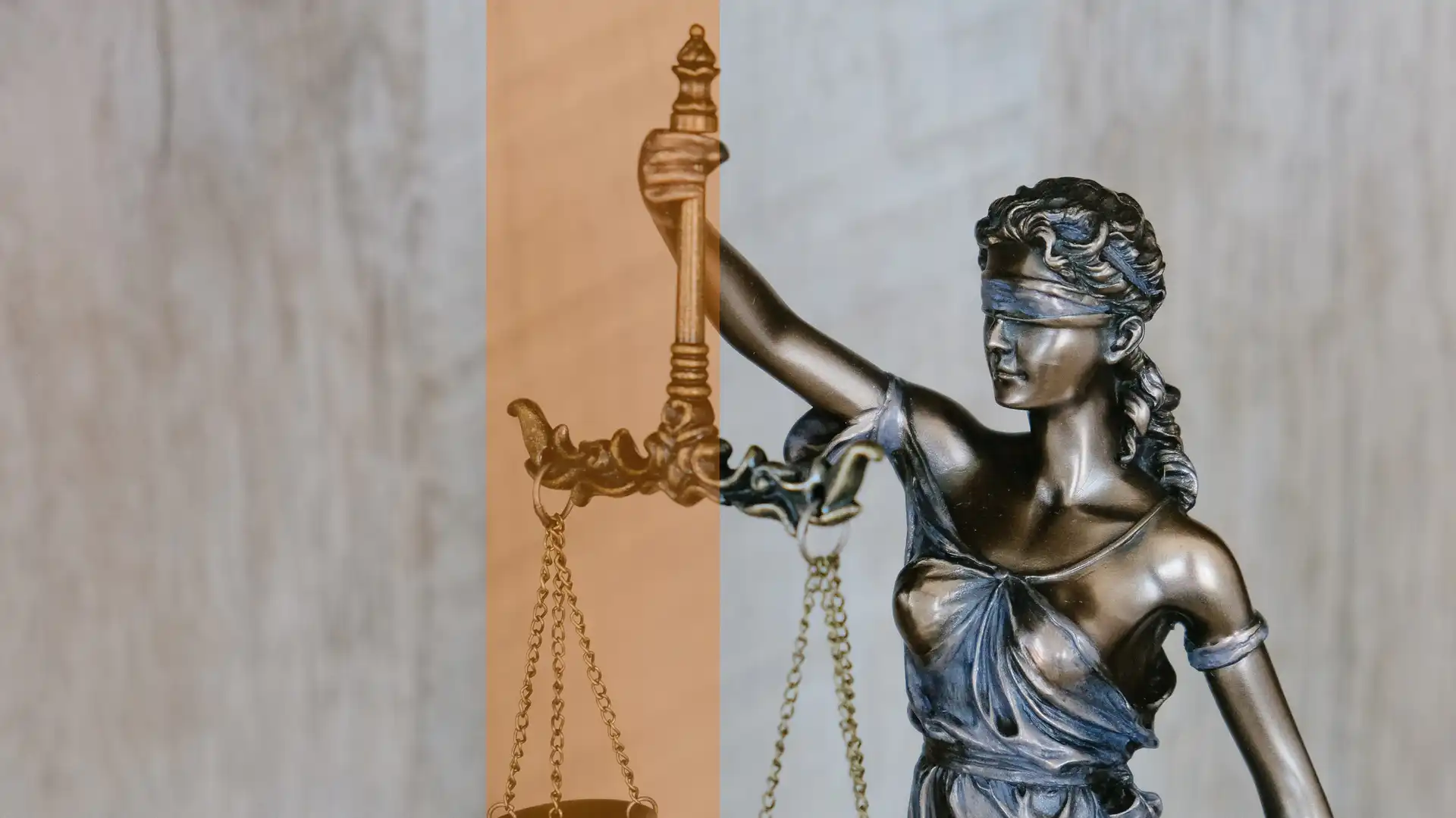 link to process serving page using thumbnail photo of lady liberty holding scales of justice